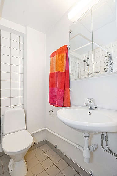 Bad holder en enkel standard. Opplegg for vaskemaskin. Galleribilde