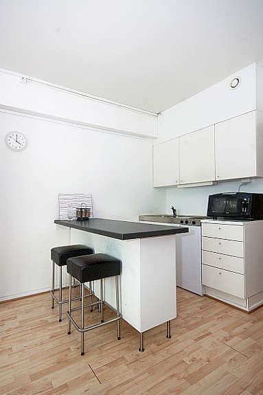 Enkelt hybelkjøkken med barløsning. Galleribilde