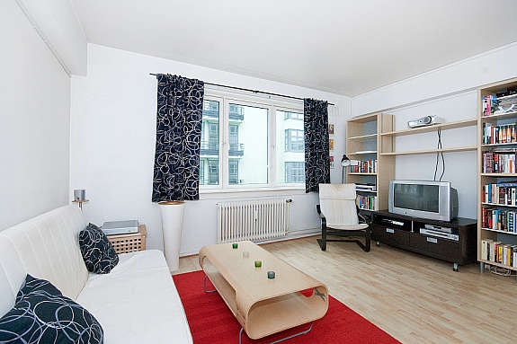 Trivelig stue med store vindusflater som slipper inn mye lys. Galleribilde