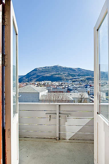 Pen 5 (6) roms leilighet med sentral beliggnehet og flott utsikt over Bergensdalen. Takterrasse og altan. Galleribilde
