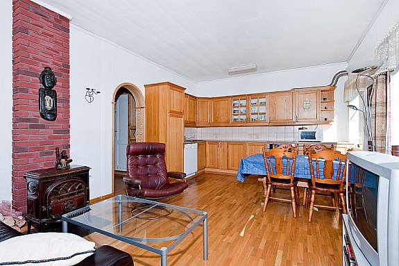 Store vindusflater i stuen sikrer gode lysforhold. Galleribilde