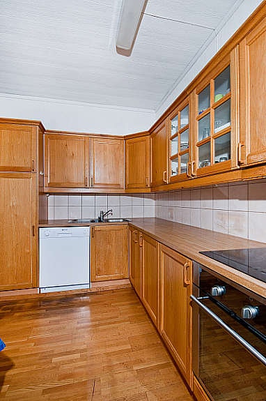 Pent og praktisk eikekjøkken med profilerte fronter. Galleribilde