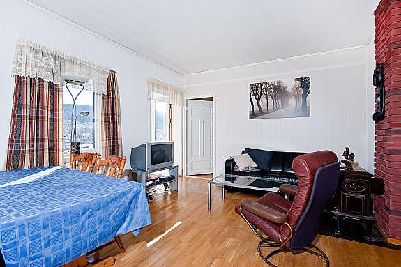 Lys og trivelig stue med tv hjørne og vedovn. Flott utsikt mot Bergensdalen. Galleribilde