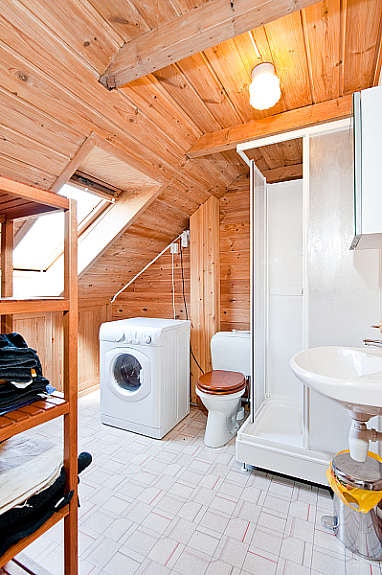 Pent og praktisk vaskerom i 2. etasje. Innredet med toalett, dusjkabinett og servant. Opplegg for vaskemaskin. Galleribilde