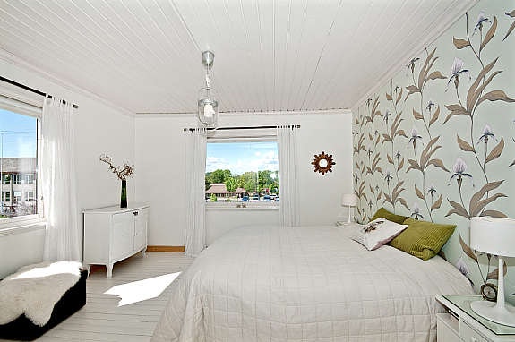 Soverom II har malt tregulv, malt tapet og tapet på vegger, malt panel i tak. Garderobeskap. Galleribilde