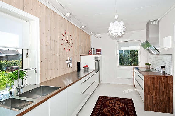 Invita kjøkken fra 2009 hvor den ene benken er i stål. Her er intregrete hvitevarer og god med skuffer. Galleribilde