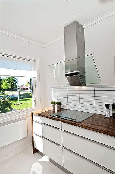 Stilig Invita kjøkken med stål/glass ventilator. Intregret komfyr og laminatbenkeplater. Galleribilde