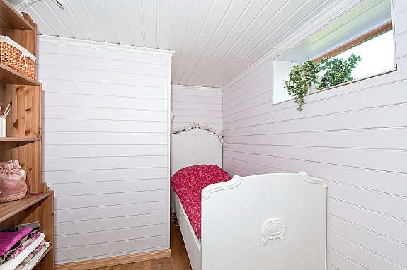 Gjesterom/ disp.rom med parkett på gulv, malt panel på vegger og i tak. Galleribilde