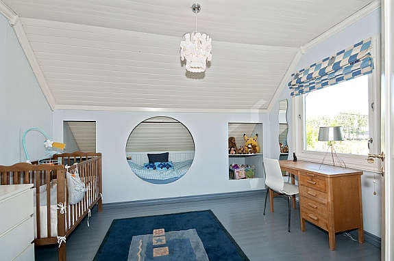 Soverom I har malt tregulv, malt tapet på vegger og malt panel i tak. Innebygd seng i vegg, samt hyller. Galleribilde