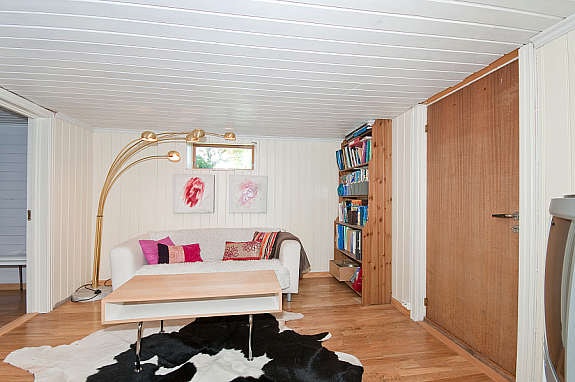 Kjellerstue med parkett og peisovn. Galleribilde