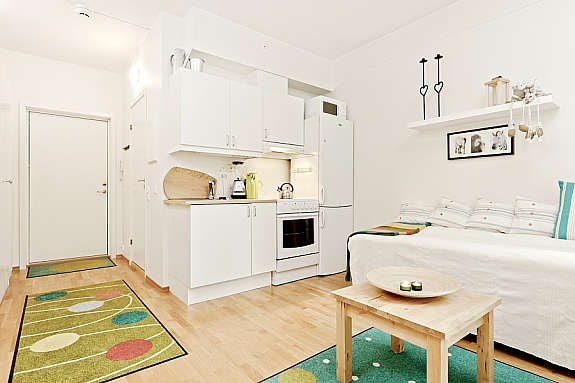 Romslig entrè med plass for oppbevaring av yttertøy og garderobeskap. Galleribilde