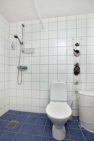 Pent flislagt bad med opplegg for vaskemaskin. Galleribilde