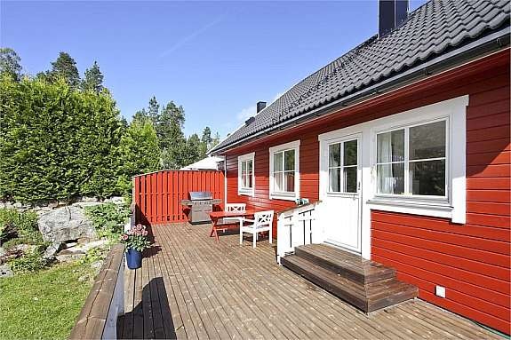 Terrassen mot hage og friareal Galleribilde