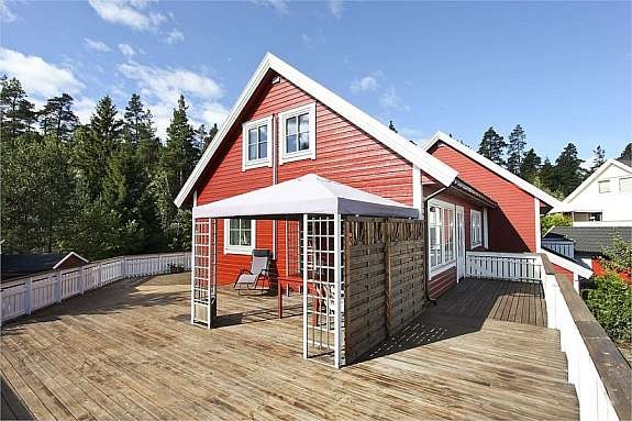 Terrasse rundt alle tre vegger av boligen Galleribilde