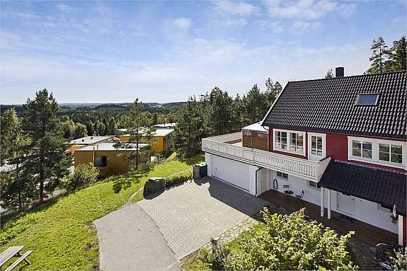 Fasade fra inngangsiden. Flott utsikt mot marka Galleribilde