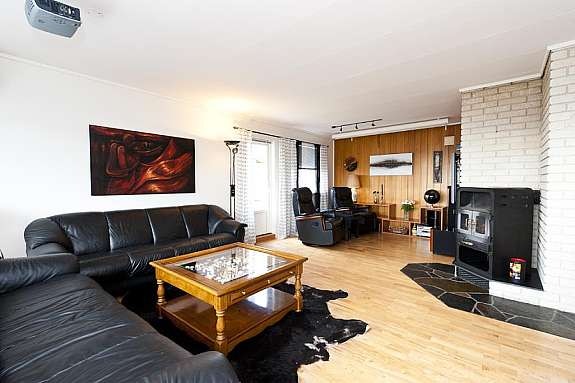 Stue med vedovn Galleribilde