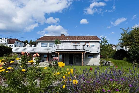 Fasade med hage Galleribilde