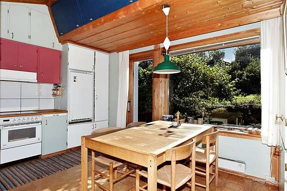 Kjøkken med utgang til bakhage Galleribilde