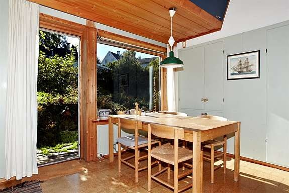 Kjøkken med utgang til bakhage Galleribilde