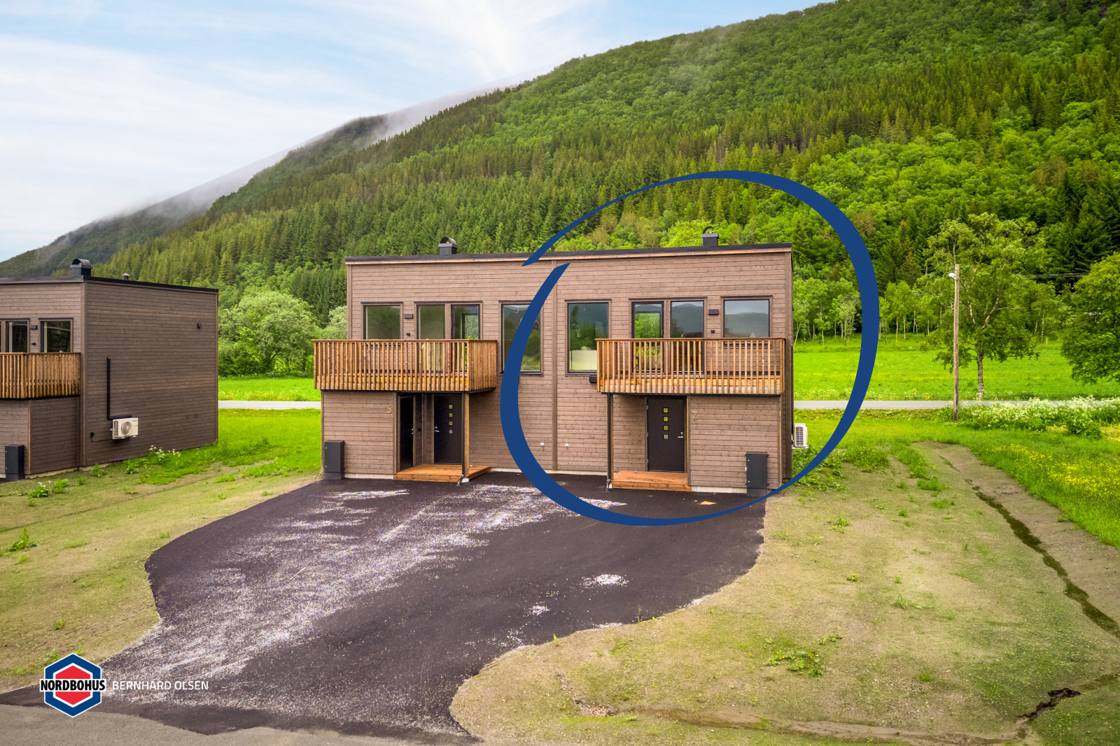Førsteinntrykket som varer. Tidsriktig fasade, egen inngang, asfaltert gårdsplass og plass til framtidig carport – her er alt tilrettelagt.