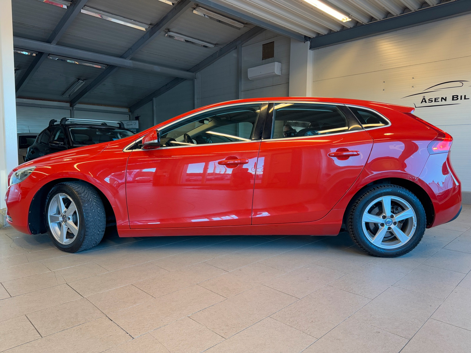 Volvo V40 1.6-114HK-SUMMUM*SKINN*WEBASTO*P.SENSOR*KROK*NAVI*DAB+ 2