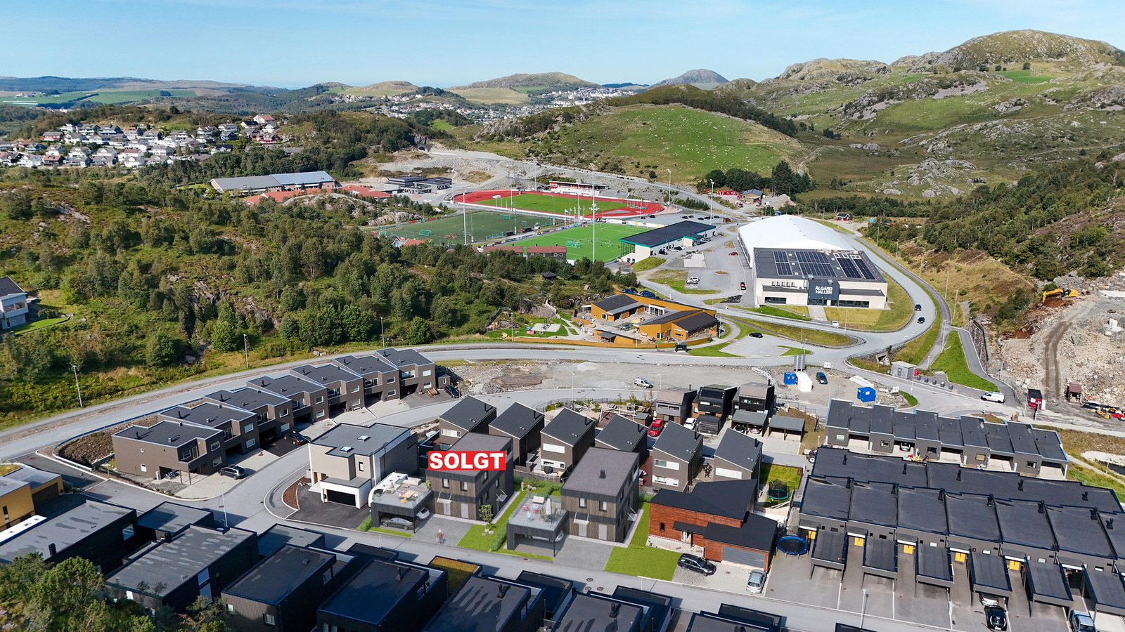Ringtrostveien 16 er boligen til høyre i bildet. Sjekk utsikten! 3d bilde er kun illustrasjon.