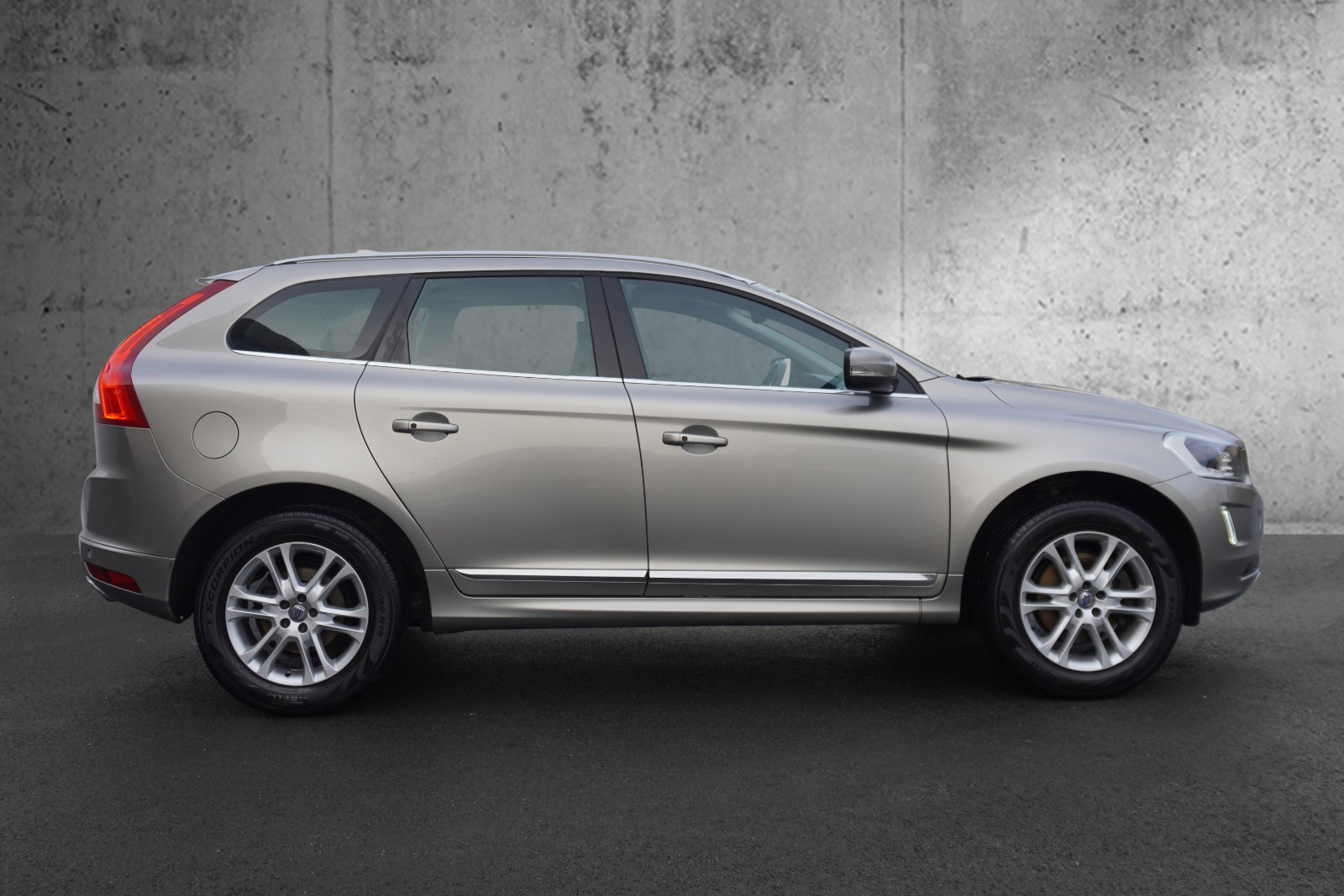 Volvo XC60 SUMMUM D4 AWD ADAPTIVCRUISE R.KAM XENON NAVI DAB+++ 3