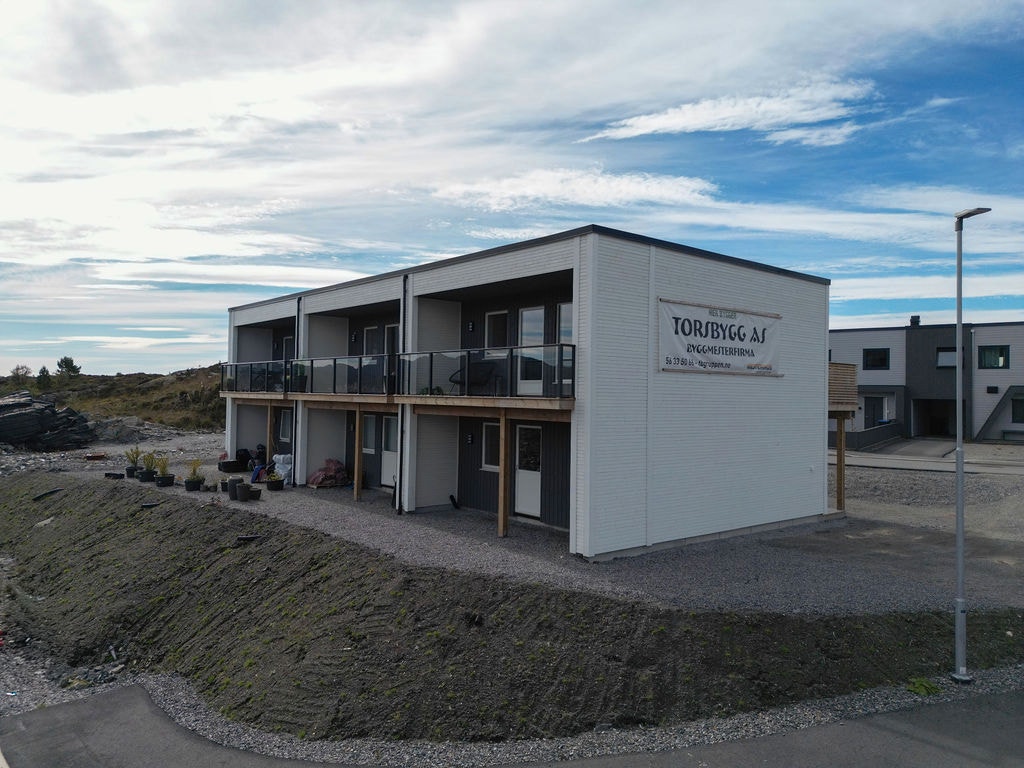 Boligen til høyre er nå til salgs