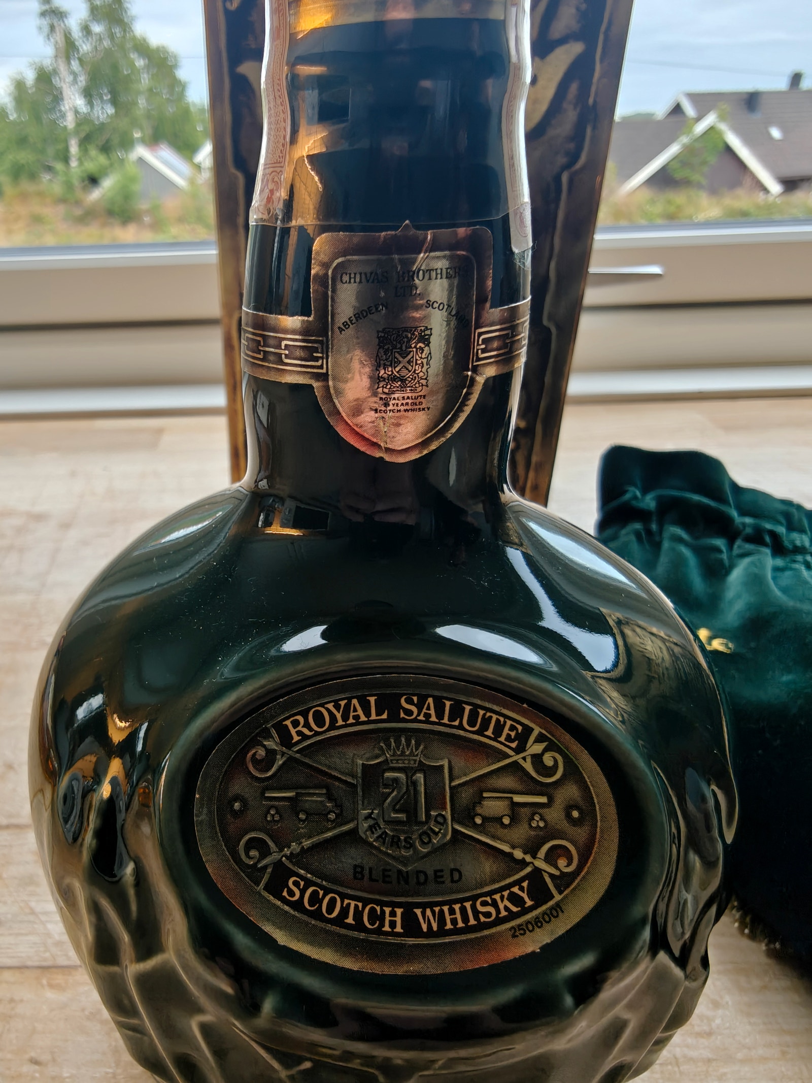 【古酒】緑陶器　CHIVAS BROS.  SALUTE 21 yrs Chivas Royal Salute 21 Year Old – Green Spode Ceramic Bottle