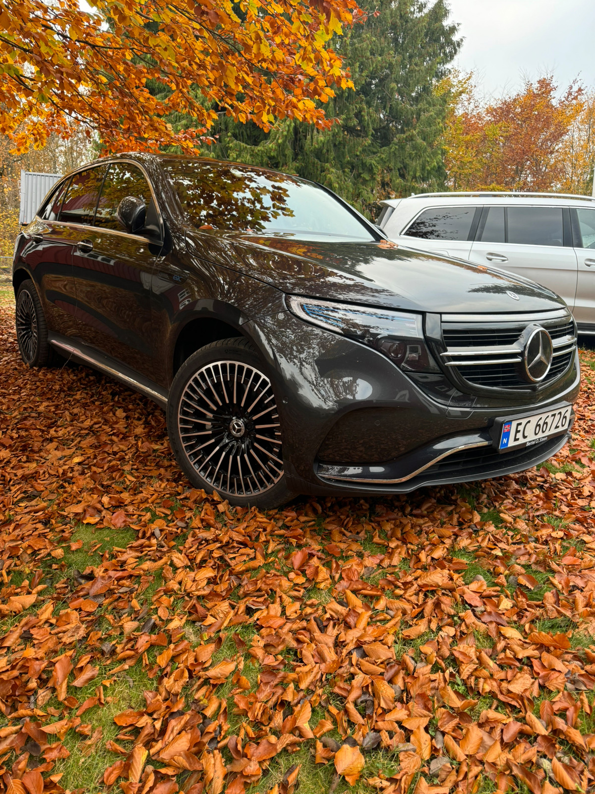 Mercedes-Benz EQC 400 4MATIC AMG Edition Premium I KUPP av en bil 3