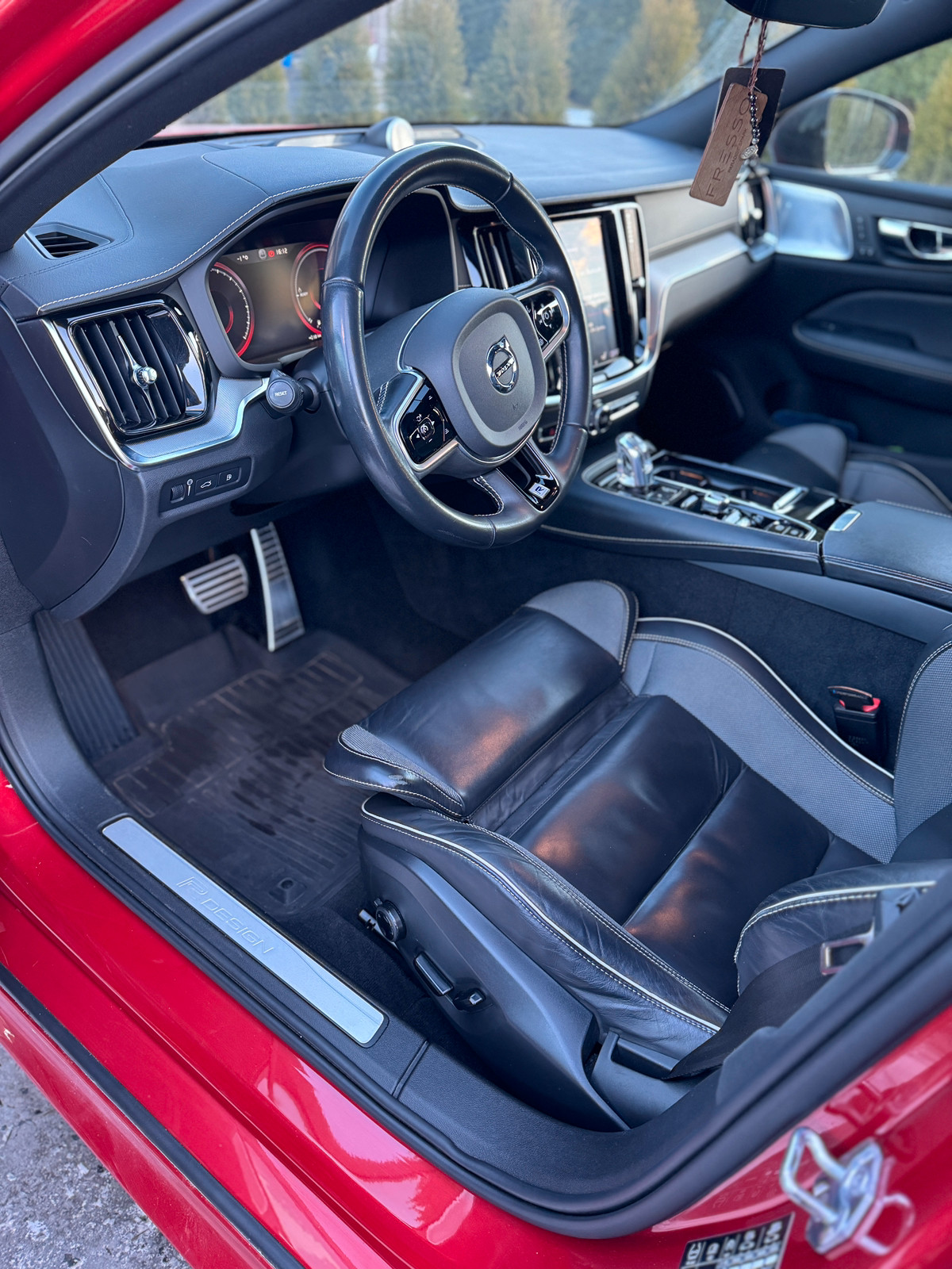Volvo V60 T8 390hk Twin Engine AWD R-design 3