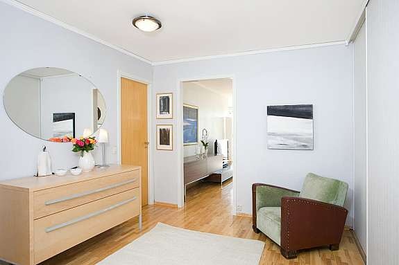 Romslig hall med skyvedørsgarderobe Galleribilde