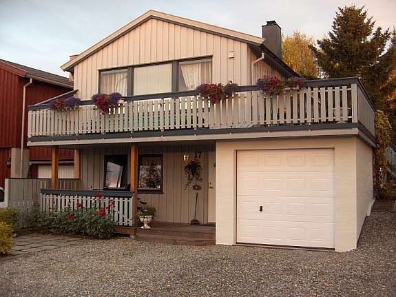 Fra gata, fronten av huset. Galleribilde