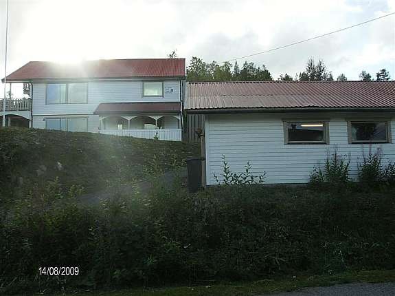 Hus med garasje Galleribilde