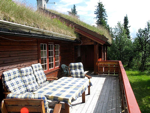 Stor terrasse som er delvis overbygget Galleribilde