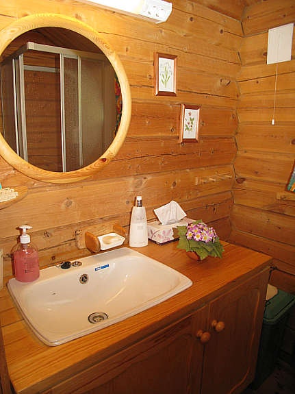 Vaskerommet har heltre baderomsinnredning med nedsenket servant samt dusjkabinett Galleribilde