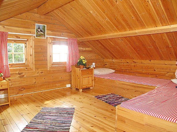 Sovemulighet på hemsen. Det er her også en liten 'loftstue' hvor de miste kan leke eller man kan trekke seg tilbake for å se på TV. Plassmonterte skap med skyedører byr på gode lagringsmuligheter. Galleribilde