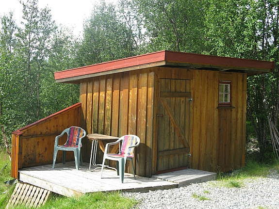 Liten uteplass ved vedskjulet hvor man kan nyte kaffen i morgensolen. Galleribilde