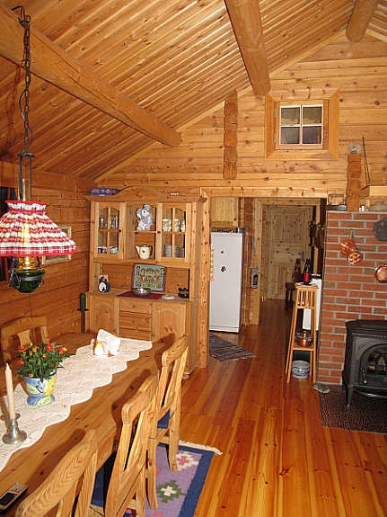 God takhøyde på stue gir ett luftig inntrykk. God plass til langbord Galleribilde