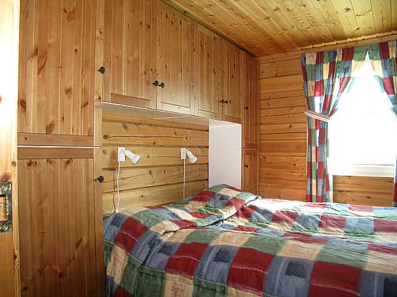 Hovedsoverommet har plass til dobbeltseng og har plassmontert garderobeløsning. Galleribilde