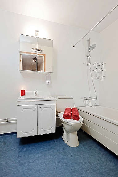 Romslig bad med opplegg for vaskemaskin. Galleribilde