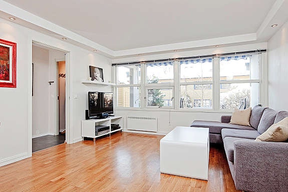 Lys og god stue med store vindusflater. Galleribilde