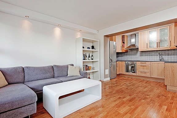 Åpen kjøkkenløsning mot stuen. Galleribilde