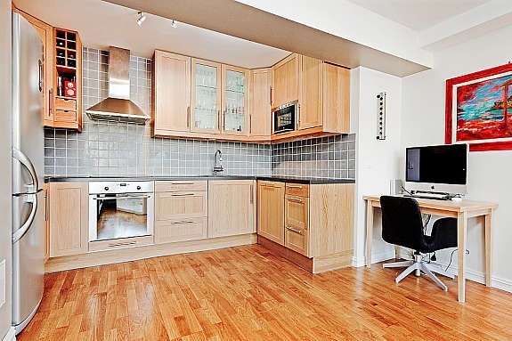 Meget pen åpen kjøkkenløsning fra 2006 med integrerte hvitevarer. Galleribilde