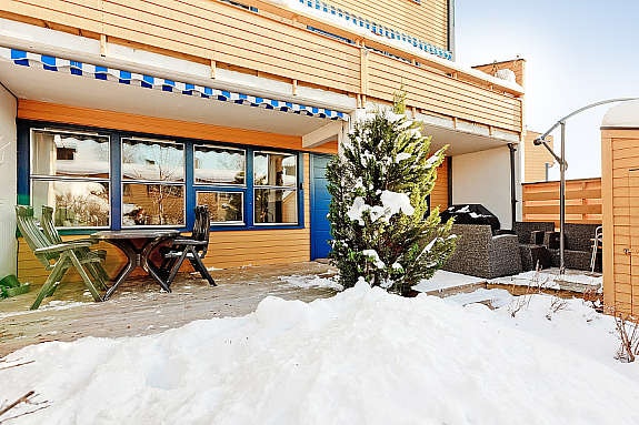 Fra hagen sett mot fasaden, utebod ved inngangsparti. Galleribilde