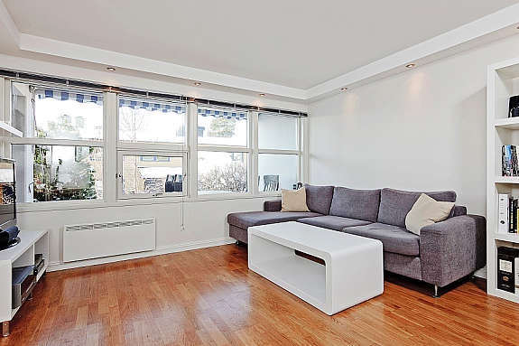 Stuen er holdt i lyse farger. Galleribilde