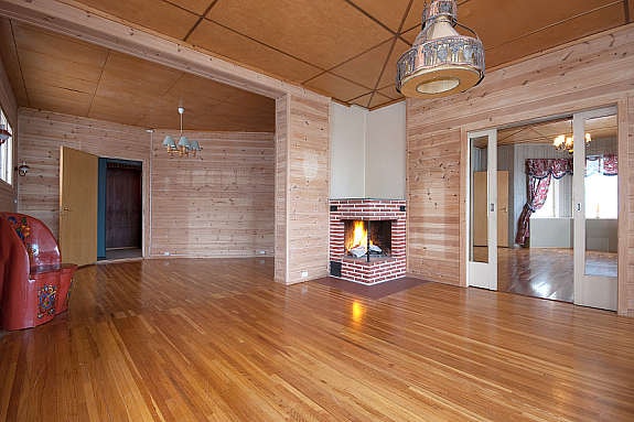 Parkett på gulv, tapet på vegg, tretak. Doble dører mot spisestuen. Peis som varmer godt. Galleribilde
