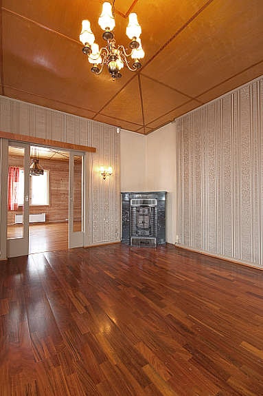 Spisestue med enkel tilgan til kjøkken og stue. Parkett på gulv, tapet på vegg og tretak. Galleribilde