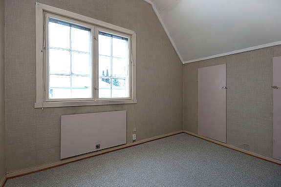 Teppe på gulv, tapet på vegg, malt himling. Innbygde kneloft. Galleribilde