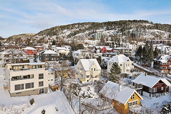 Lavflyfoto som gir en god oversikt over beliggenheten. Galleribilde